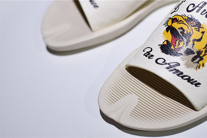 GUCCI Leather SLIDE SANDAL WHITE WITH TIGER WOMENS 1K969E 3F7U F0089