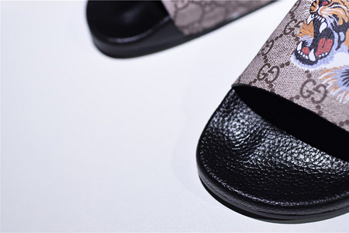 GUCCI Leather SLIDE SANDAL with TIGER 456234 K5Y00 8919