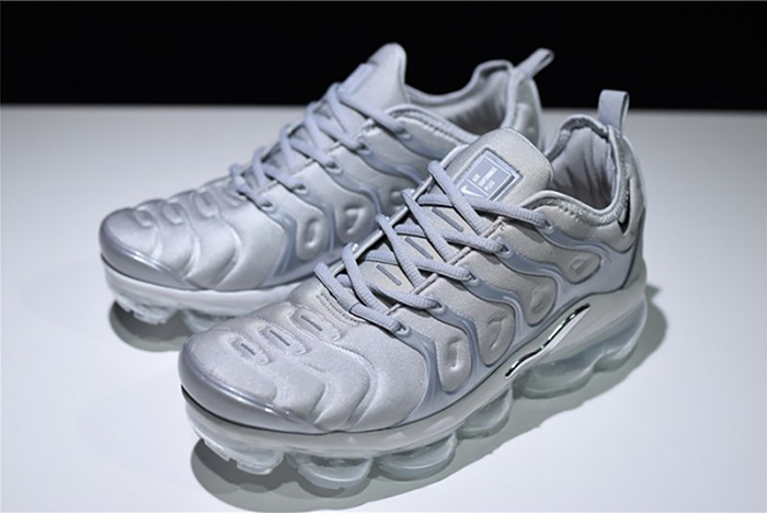 Nike VaporMax Plus "Triple White" Pure Platinum mens  924453-100