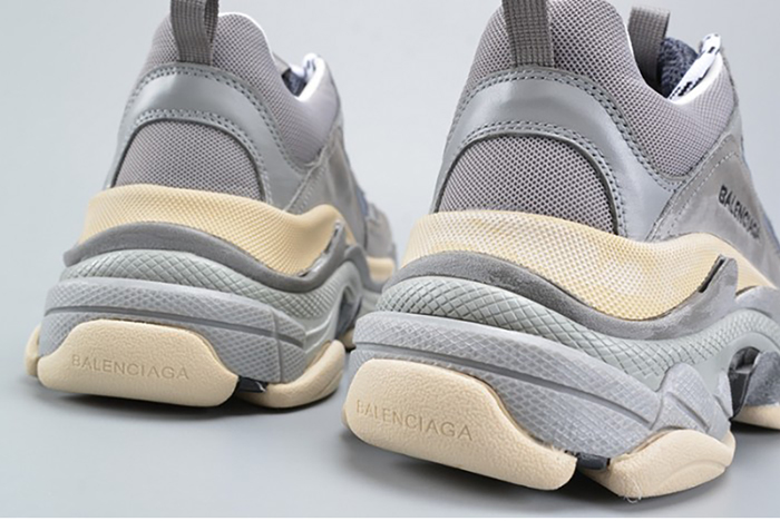 BALENCIAGA 17FW TRIPLE S WASHED SHOW SNEA GREY  MENS AED2900