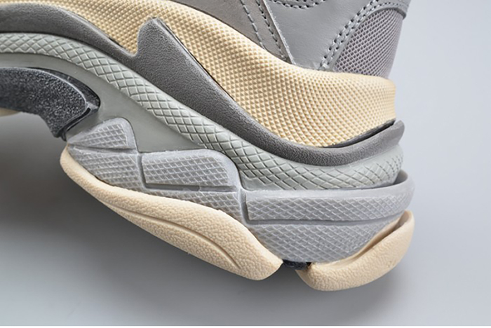 BALENCIAGA 17FW TRIPLE S WASHED SHOW SNEA GREY  MENS AED2900