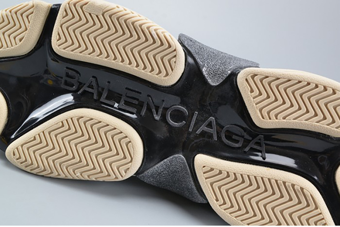 BALENCIAGA 17FW TRIPLE S WASHED SHOW SNEA GREY  MENS AED2900