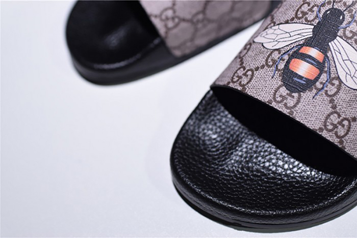 GUCCI Leather SLIDE SANDAL with PLAID BEE