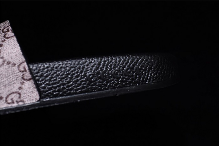 GUCCI Leather SLIDE SANDAL with PLAID