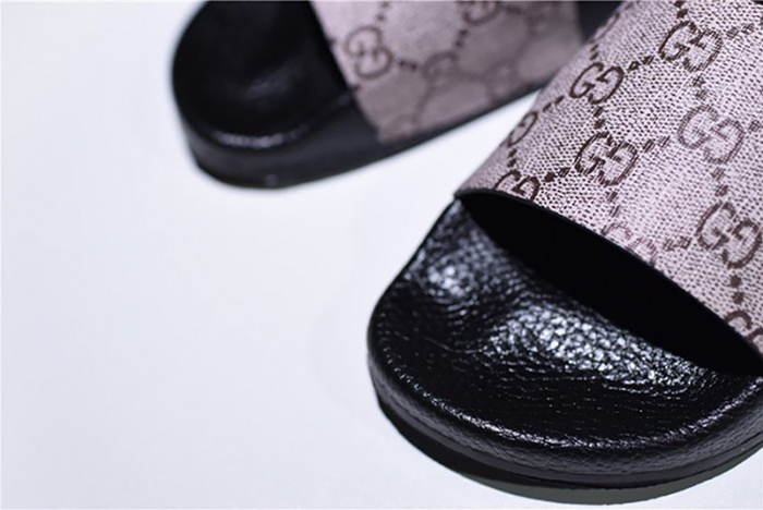 GUCCI Leather SLIDE SANDAL with PLAID